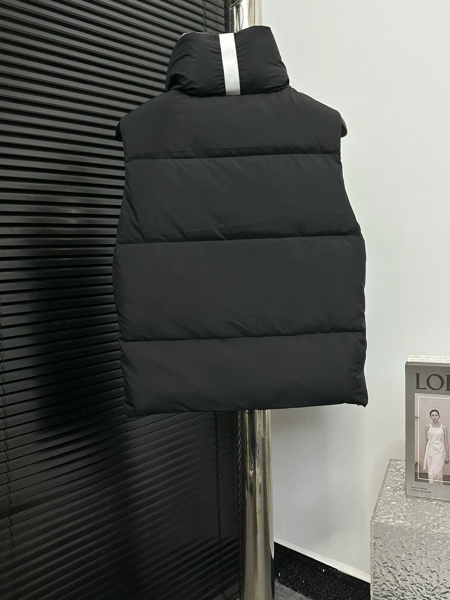 P490 【CANADA GOOSE】PASTELS white label series down vest. The white label series is a capsule limited series and the most popular PASTELS series this year. The chest labels are all white badges with pure silicone texture. The pattern has a strong contrast between concave and convex. The topographic map of Canada on the badge is lifelike. The plastic material used for currency logos on the market is very hard to the touch! Our original independent order accessories are all one-to-one customized original accessories. The imported YKK zippers have correct teeth, while the teeth of the fake zippers are very thick. The zipper webbing logo is printed with 3M fluorescent printing, and the original custom-made washable label. The placket webbing and wiring details are all restored to the original ones. Size: XS S M L XL XXL